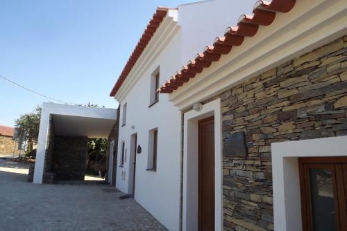 2 bedrooms house with garden and wifi at Rosmaninhal