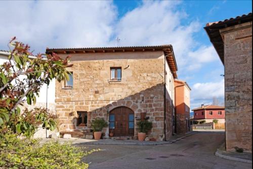 Spacious House in Llano de Bureba with Fireplace & Mountain View gîte à louer Rublacedo de Arriba