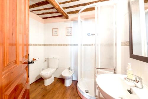 Fürdőszoba, Spacious House in Llano de Bureba with Fireplace & Mountain View in Poza De La Sal