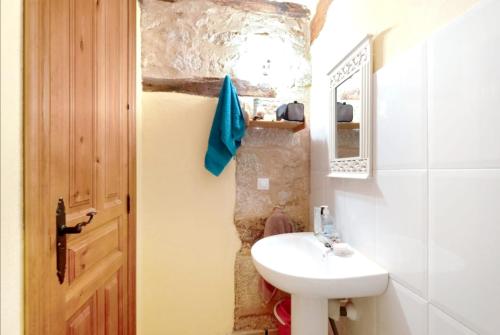 Fürdőszoba, Spacious House in Llano de Bureba with Fireplace & Mountain View in Poza De La Sal