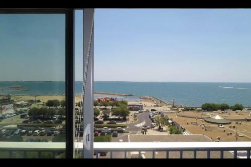 Studio a La Grande Motte a 100 m de la plage avec vue sur la mer balcon et wifi - Location saisonnière - La Grande-Motte