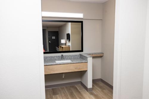 Days Inn by Wyndham Cincinnati East - image 9