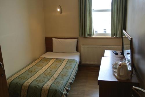 Carlton Hotel - image 3