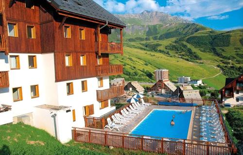 Swimming pool, Appart SFL 1650m in Montgellafrey