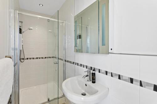 Balcony Suite with Partial Sea View image 10