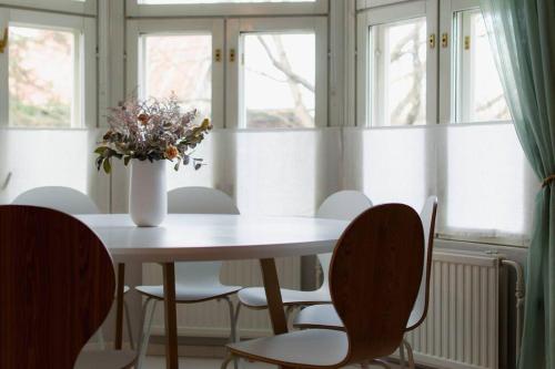 Villa Moisio - puutaloidylliä Salon keskustassa (Villa Moisio - puutaloidyllia Salon keskustassa) in Salo