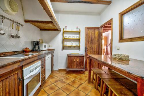 virtuve, Charming House with Mountain Views in Puebla de Don Rodrigo in Puebla de Don Rodrigo