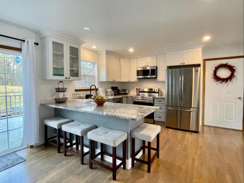 Modern Poconos home, game room, pool, waterparks in Albrightsville, USA