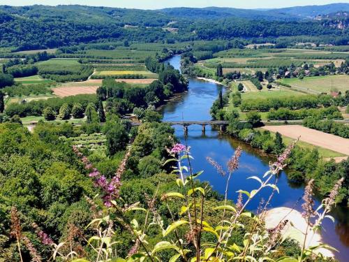 La Bassière, Gite de charme, au centre d'un village typique