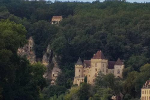 La Bassière, Gite de charme, au centre d'un village typique