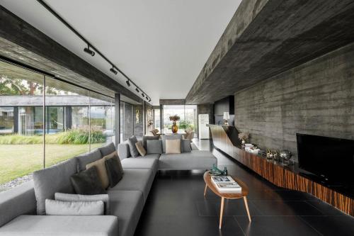 ห้องส่วนกลางสำหรับนั่งเล่น/ดูทีวี, Casa dos Sobreiros by LovelyStay in อาร์โนยา