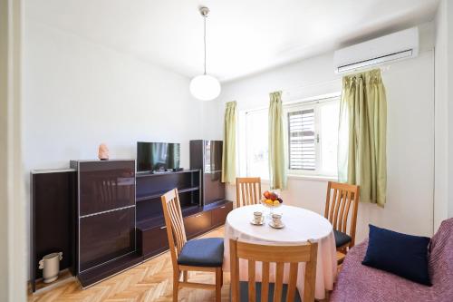 3 bedroom apartment for 5 people - image 2