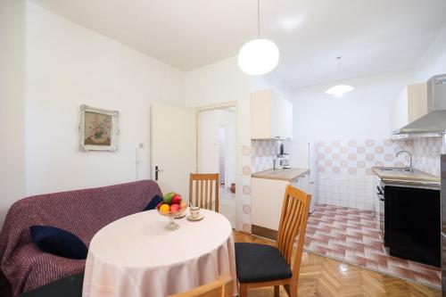 3 bedroom apartment for 5 people - image 3