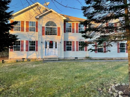 Modern Poconos home, game room, pool, waterparks in Albrightsville, USA