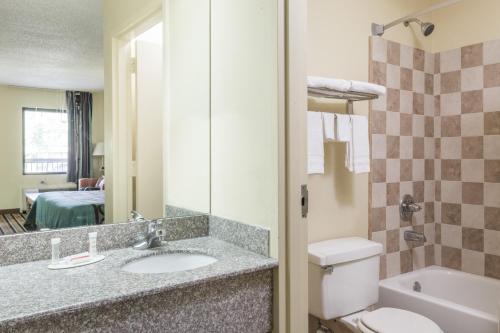 Super 8 by Wyndham Norcross/I-85 Atlanta in Norcross, USA