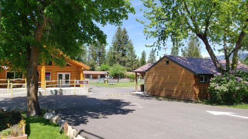 Beargrass Lodging & RV Resort