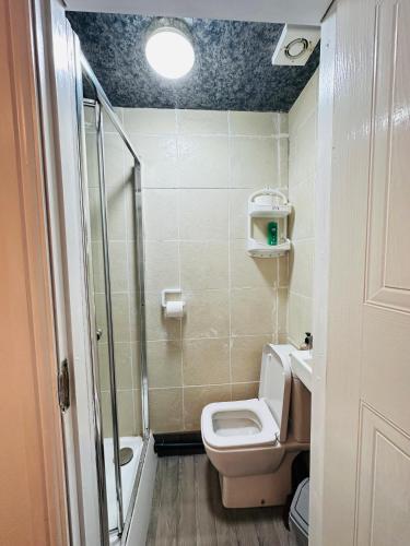 Ванна кімната, UNIQUE PRIVATE ROOMS in Болтон