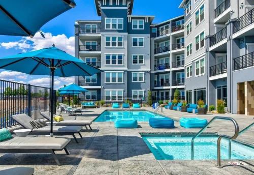 Designer Apt with Jacuzzi, Pool & Mountain Views