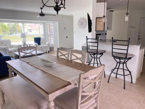 Entire Home Sleeps 11! Private Heated pool + Spa! 15-18mins to Beaches!