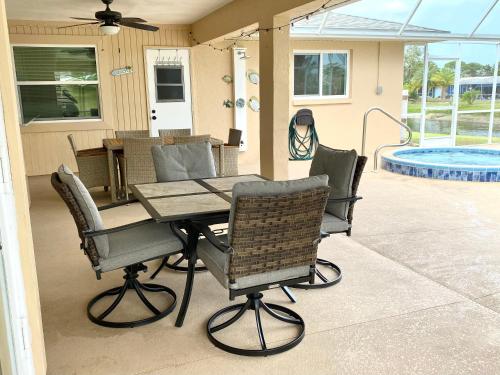 Entire Home Sleeps 11! Private Heated pool + Spa! 15-18mins to Beaches!