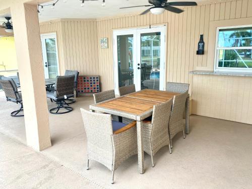 Entire Home Sleeps 11! Private Heated pool + Spa! 15-18mins to Beaches!