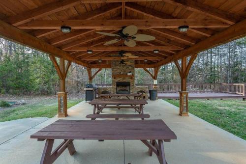 Fully Stocked Cabin Retreat w/ Game Room & Pond!