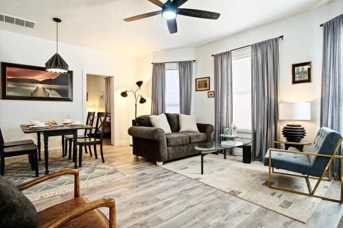 3-story 6-bedroom 4 Bathrooms 3min-asian Dist