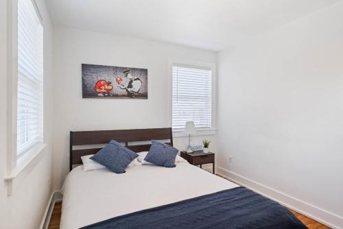 Modern Colonial 3BR 2BA House 5m to DC & DCA, by CozySuites in Alexandria, USA