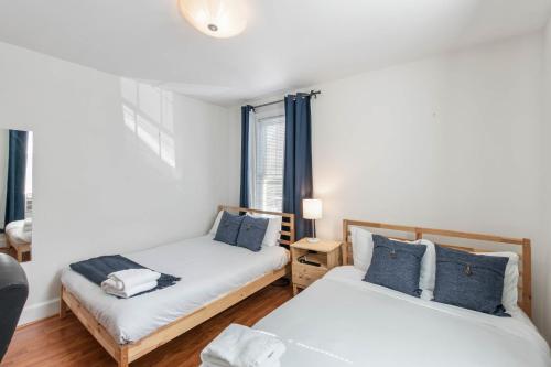 3BR Colonial House with Parking by CozySuites detail