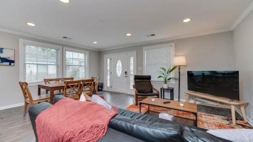 Stylish 3BR 3BA Colonial House by CozySuites in Alexandria, USA
