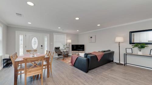 Stylish 3BR 3BA Colonial House by CozySuites in Alexandria, USA