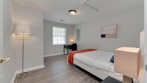 Stylish 3BR 3BA Colonial House by CozySuites in Alexandria, USA