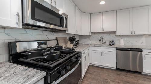 Stylish 3BR 3BA Colonial House by CozySuites - image 7