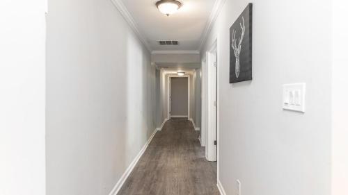 Stylish 3BR 3BA Colonial House by CozySuites - image 12