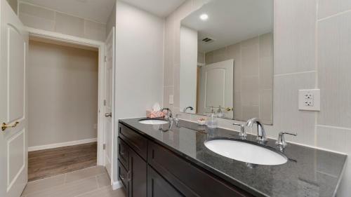 Stylish 3BR 3BA Colonial House by CozySuites - image 10