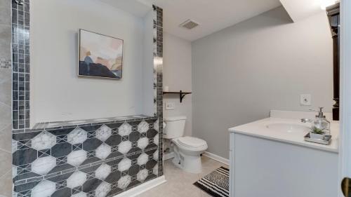 Stylish 3BR 3BA Colonial House by CozySuites - image 12