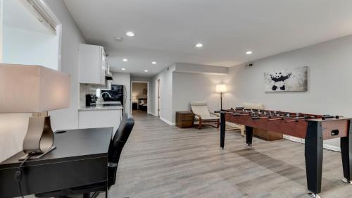 Stylish 3BR 3BA Colonial House by CozySuites in แมคลีน (VA)