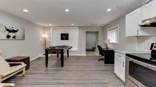 Stylish 3BR 3BA Colonial House by CozySuites in แมคลีน (VA)