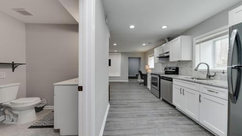 Stylish 3BR 3BA Colonial House by CozySuites in แมคลีน (VA)