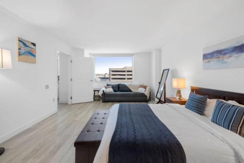 Beachfront 2BR 3BA Beachfront Condo CozySuites at Showboat - main image