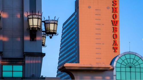 Beachfront 2BR 3BA Beachfront Condo CozySuites at Showboat - image 7