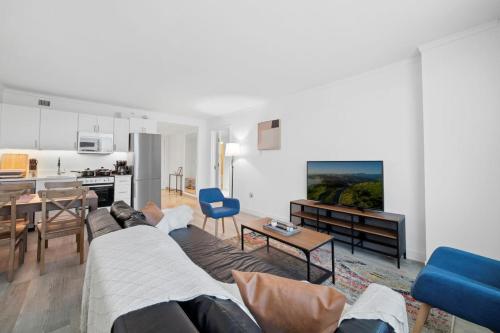 Luxe 2BR 3BA Ocean Front Condo CozySuites at Showboat - image 12