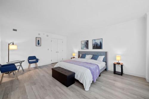 CozySuites TWO Bold Beachfront Condos - image 10