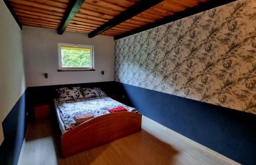 1 queen bed, 2 twin beds