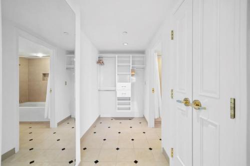 Sleep 6 Bold 1BR 2BA Beachfront CozySuites - image 9