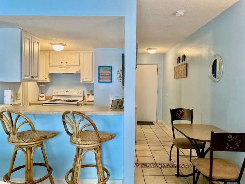 Sugar Beach 122 by ALBVR - Nice Studio condo with new sofa, AC and 32 inch Smart TV in Orange Beach (AL)