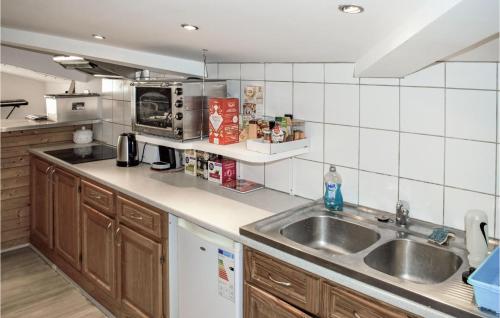 Awesome Apartment In Saint-pe-sur-nivelle With Kitchen