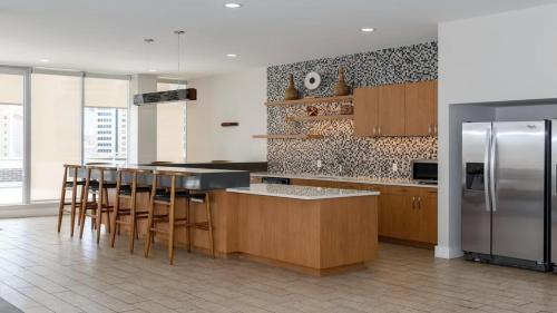 CozySuites TWO Modern Apartments SKY POOL - image 37