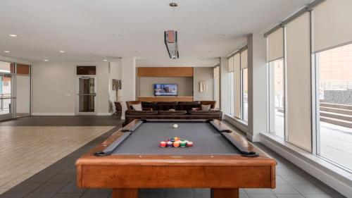 CozySuites TWO Modern Apartments SKY POOL - image 39
