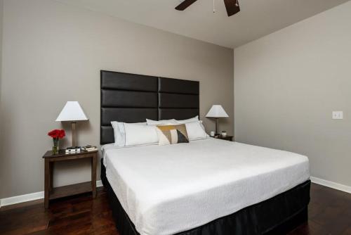 CozySuites TWO Classy 1BR 1BA with SKY POOL - image 24